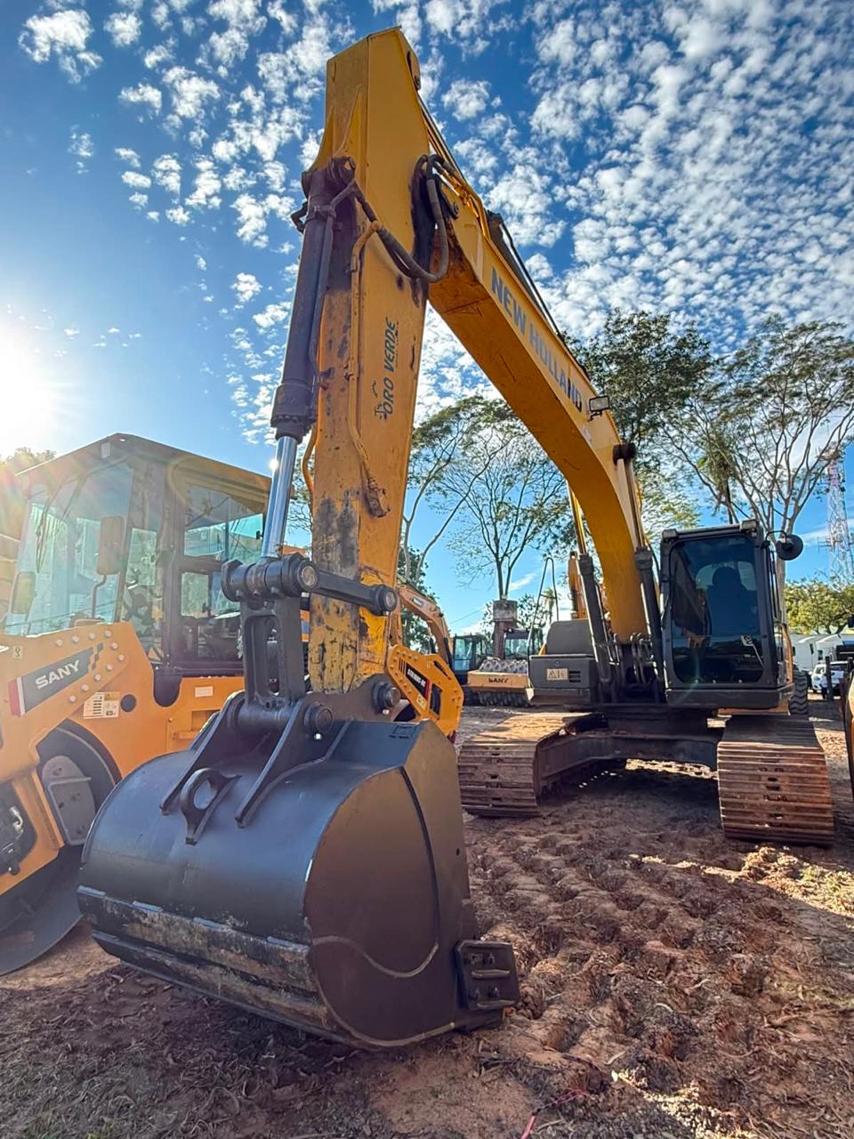 EXCAVADORA NEW HOLLAND EC215